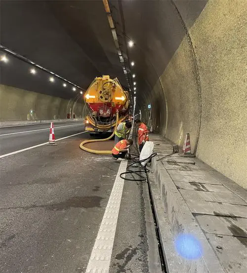 屯昌隧道排水渠清淤